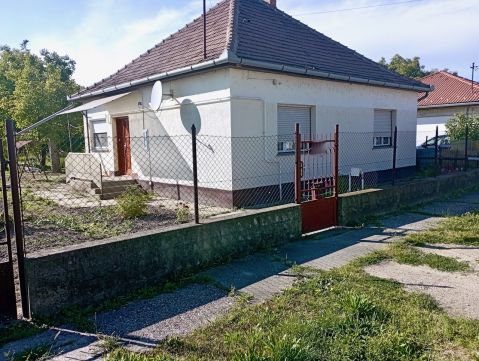 Eladó Ház 6090 Kunszentmiklós Az épülő vasút közelében, Tasskertesben, két szobás ház