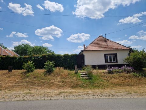 Eladó Ház 6346 Sükösd , Központban, a főúttól 100 méterre
