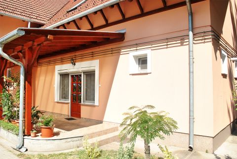 Eladó Lakás 6041 Kerekegyháza , Kétszobás, földszinti lakás eladó Kerekegyháza központjában