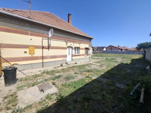 Eladó Ház 6100 Kiskunfélegyháza , Nappali + 4 szobás kockaház a Kossuthvárosban 