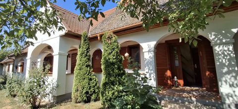 Eladó Ház 2024 Kisoroszi , Kisorosziban páratlan dunai panorámával, felújított paraszth