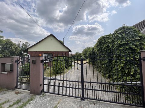 Eladó Ház 6087 Dunavecse , ELADÓ DUNAVECSÉN A FŐ ÚT UTCÁBAN EGY CSALÁDIHÁZ!