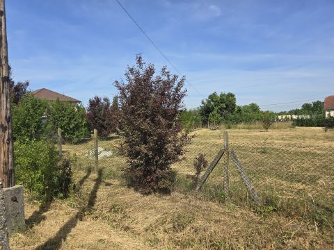 Eladó Telek 8132 Lepsény , Lepsény jó utcájában, buszmegállótól 500m-re 