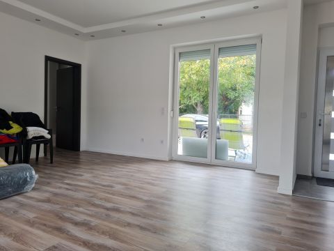 Eladó Ház 8600 Siófok ,  Sóstón parközeli modern újszerű kertkapcsolatos lakás