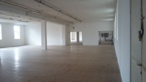 Kiadó Ipari 1044 Budapest 4. kerület Újpest frekventált helyén, forgalmas út mellett