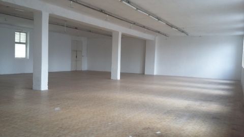 Kiadó Ipari 1044 Budapest 4. kerület Újpest frekventált helyén, forgalmas út mellett