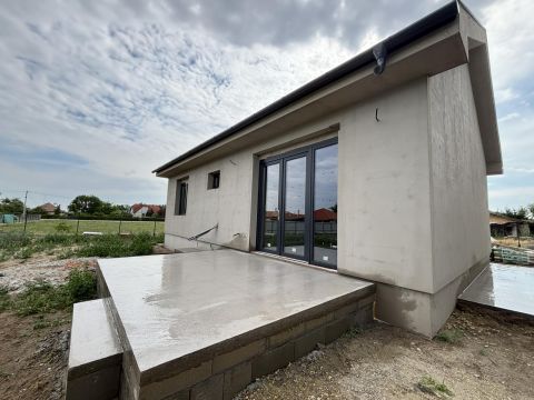 Eladó Ház 2700 Cegléd , 65 m2-es új-építésű, nappali + 2 szobás, hőszivattyús ház