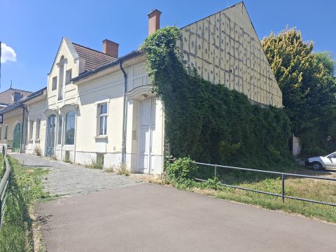 Eladó Üzlethelyiség 2100 Gödöllő , Városi piac