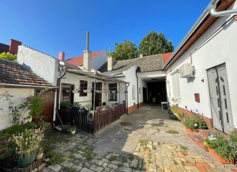 Eladó Lakás 6000 Kecskemét , 54 m2-es 2 szobás földszinti lakás a Fecske utcában