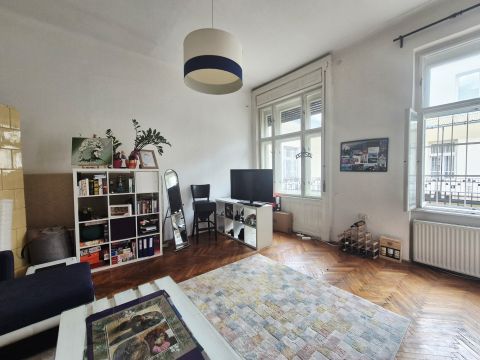 Eladó Lakás 1054 Budapest 5. kerület , V. kerület szívében CSENDES lakás LIFTES házban