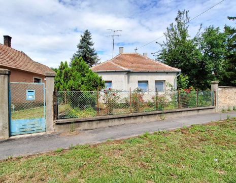 Eladó Ház 9100 Tét , 2 SZOBÁS CSALÁDI HÁZ, GARÁZZSAL, MELLÉKÉPÜLETTEL!