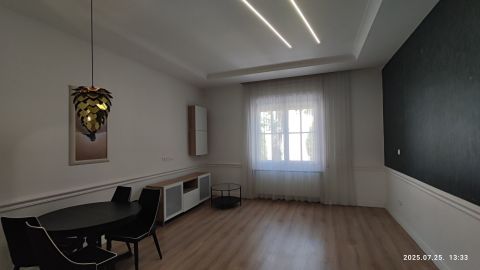Kiadó Lakás 6000 Kecskemét , Kiadó másfél szobás, teljesen felújított belvárosi lakás