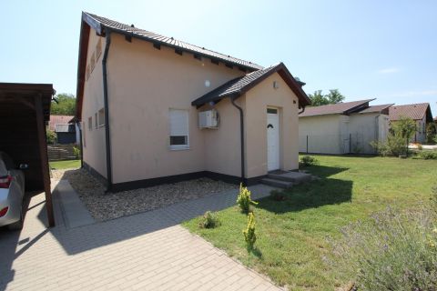 Eladó Ház 6000 Kecskemét , NAPELEMES,nappali+3 szobás, DUPLA FÜRDŐS családi ház!