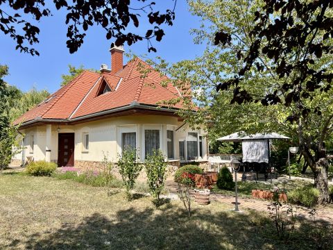 Eladó Ház 2481 Velence , Velence, Bence-hegy, tágas ház nagy kertel 