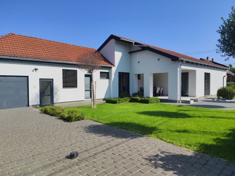 Eladó Ház 2484 Gárdony , Agárdon, saroktelken