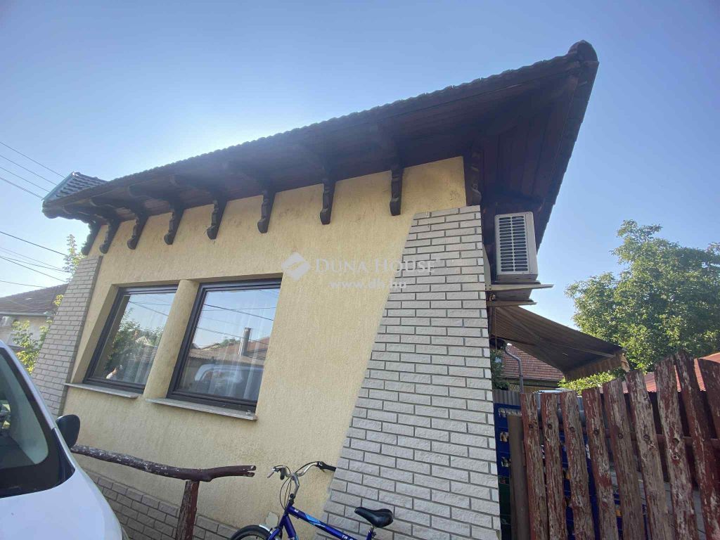 2750 Nagykőrös , 140nm-es tetőtérbeépítéses ház eladó, jelenleg üzlethelyiség — 1/14
