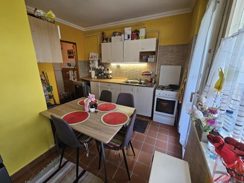 Eladó Lakás 6000 Kecskemét , Egyetem közelében, az Izsáki úton erkélyes, 3 szobás lakás e