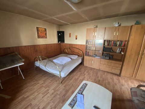 Eladó Ház 6098 Tass Központban a Postával szemben, 1 + félszobás családi ház