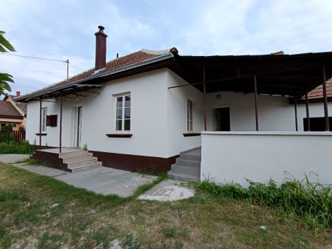 Eladó Ház 2711 Tápiószentmárton , Tápiószentmárton Tóth tüzép közelében 3 szobás ház eladó