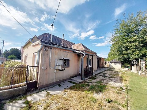 Eladó Ház 2899 Naszály , Praktikus elosztású ház nagy telken