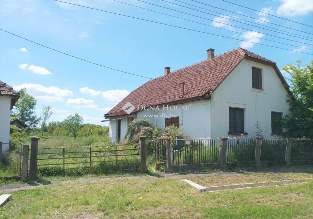 4764 Csengerújfalu , Focipálya közelében, 4 szobás családi ház — 1/8