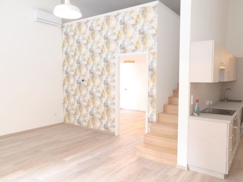 Eladó Lakás 1136 Budapest 13. kerület , Vígszínháztól pár lépésnyire, 2 lakrészre alakított, újszerű