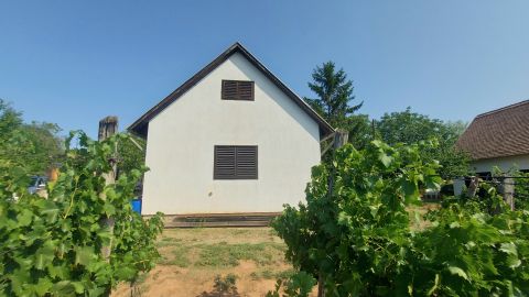 Eladó Ház 8229 Csopak , Csopak, Füredi útnál 2205 nm telken, felújítandó ház