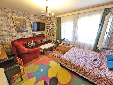 Eladó Ház 1214 Budapest 21. kerület , 2 generációs, autóbeállós, hitelezhető, téglaépítésű!