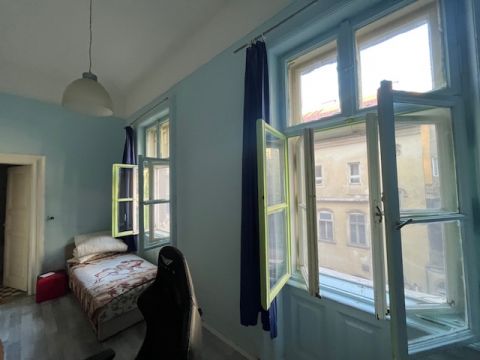 Eladó Lakás 1067 Budapest 6. kerület , Teréz Krt.-on 2 szobás, jó adottságú lakás, liftes házban