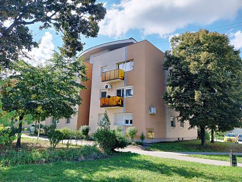 Eladó Lakás 2900 Komárom , Remek helyen, szigetelt épületben, egyedi fűtéssel