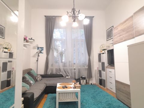 Eladó Lakás 1086 Budapest 8. kerület , Jó állapotú lakás, rendezett házban, a Kálvária térnél