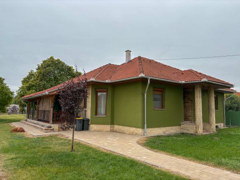 Eladó Ház 2376 Hernád , Újszerű családi ház Hernád újabb részén