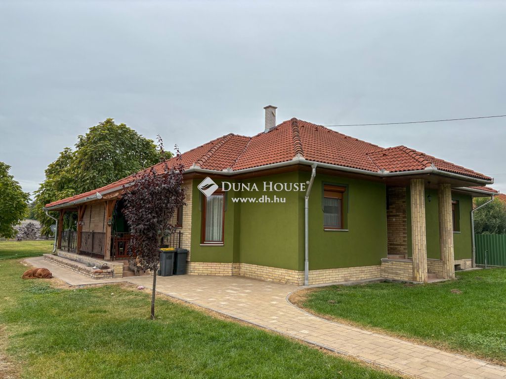 2376 Hernád , Újszerű családi ház Hernád újabb részén — 1/23