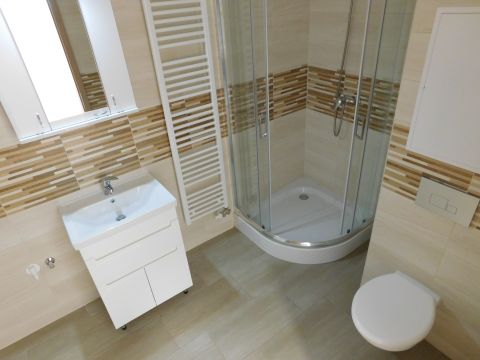 Kiadó Lakás 6000 Kecskemét Liftes, új lakás gépkocsibeállóval minimális rezsivel KIADÓ