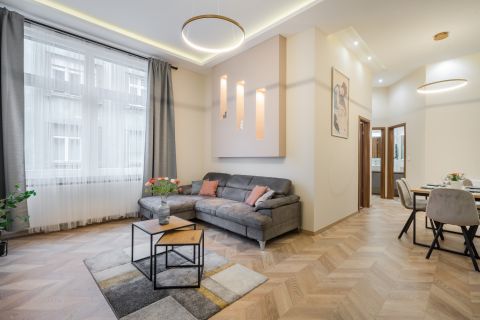 Eladó Lakás 1074 Budapest 7. kerület , ZSINAGÓGA mellett - nappali + 3 hálószobás lakás!