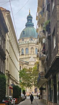 Eladó Lakás 1065 Budapest 6. kerület BAZILIKA mellett a Lázár utcában - gyönyörű házban!