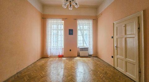 Eladó Lakás 1065 Budapest 6. kerület , BAZILIKA mellett a Lázár utcában - gyönyörű házban!