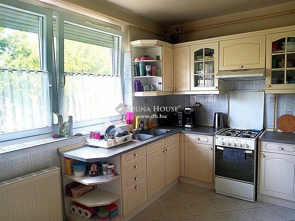 4028 Debrecen , A Nagyerdőalja csendes, ősfás utcájában — 1/12