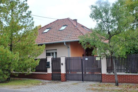 Eladó Ház 6000 Kecskemét , Családi ház 2 garázzsal és hatalmas műhellyel ELADÓ