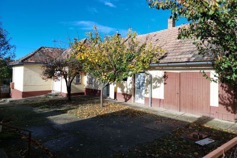 Eladó Ház 7432 Csombárd *** 3083 Nm-es telken fekvő, 91 Nm-es, 3 szobás családi ház