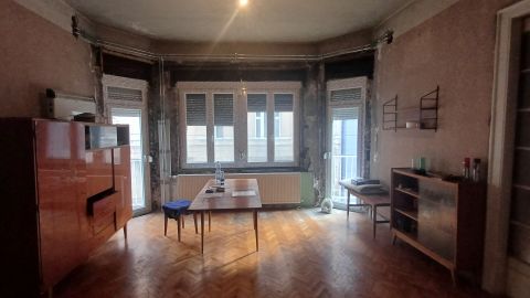 Eladó Lakás 1074 Budapest 7. kerület , Dohány utcában, két erkélyes, utcai nézetű