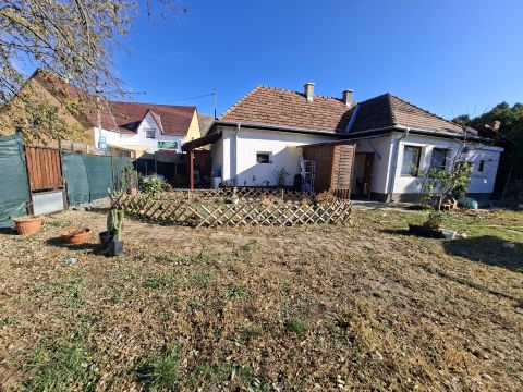 Eladó Ház 2112 Veresegyház , Veresegyházon részlegesen felújított családi ház 