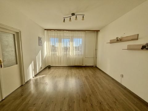 Eladó Lakás 1142 Budapest 14. kerület , Zuglóban, a Kassai téren 1,5 szobás NAPFÉNYES lakás