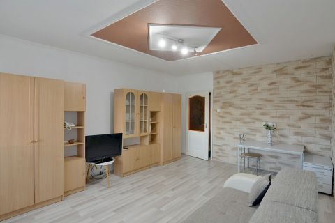 Eladó Lakás 6000 Kecskemét , Aradi téren, panorámás, 8. emeleti, felújított, 2 szobás