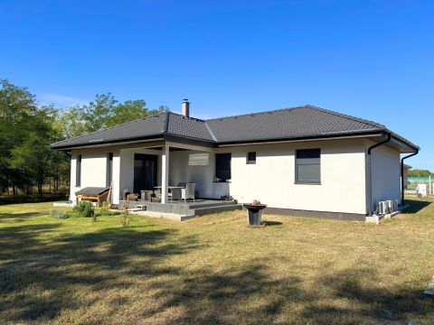 Eladó Ház 6000 Kecskemét Megbízható kivitelezővel álomotthon, energiatakarékos megoldással.