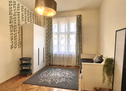 Eladó Lakás 1055 Budapest 5. kerület Felújított, napfényes garzon lakás a Parlament mellett