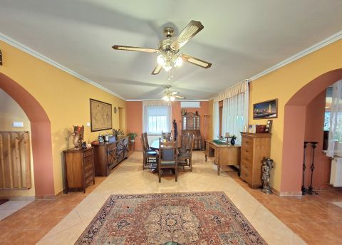 Eladó Ház 8111 Seregélyes , 3 szintes, 307 m2-es, napelemes, hőszivattyús családi ház