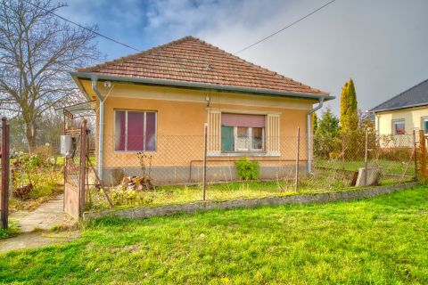 Eladó Ház 2215 Káva , Csend, nyugalom