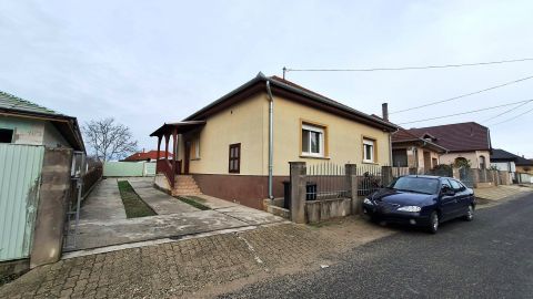 Eladó Ház 2370 Dabas , Csendes környék, rengeteg lehetőség!