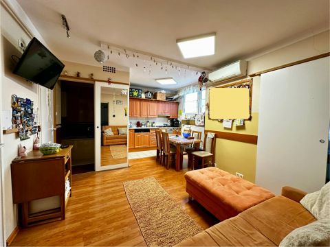 Eladó Lakás 7090 Tamási , 4. emeleti, azonnal költözhető lakás, teljes bútorzattal